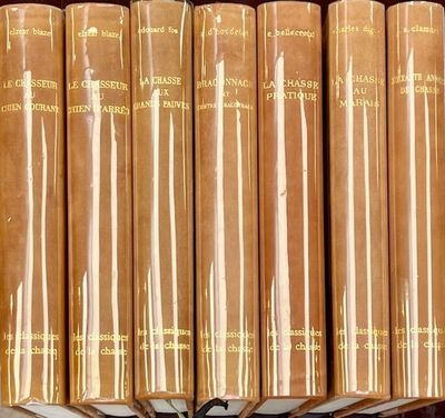 plusieurs livres sont empilés sur une étagère