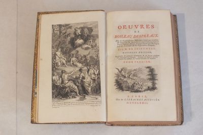 un livre ouvert sur une table, avec la photo d'un homme et d'une femme