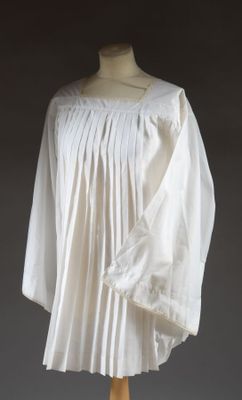 Surplis plissé en polyester blanc, de style romain.