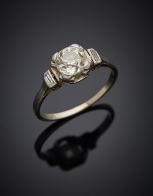 une vieille bague en diamant taillé, ornée d'une seule pierre au centre