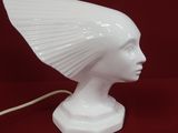 une image représentant une lampe blanche avec une tête blanche sur fond rouge
