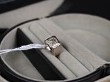 une bague posée dans un écrin sur une table