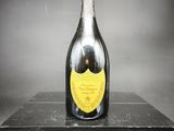 une vieille bouteille de champagne posée sur une boîte noire