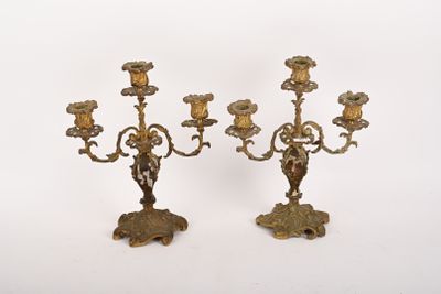une paire de chandeliers anciens en laiton, ornés chacun de fleurs