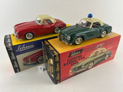 trois petites voitures sont posées sur des boîtes sur une surface blanche