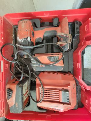 une boîte rouge remplie d'outils posée sur une table