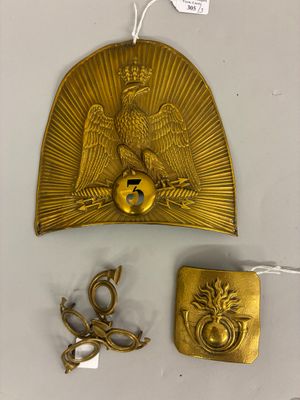 trois bijoux en or et en argent, dont un oiseau, un oiseau et un aigle