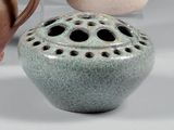 trois types de vases exposés sur une table