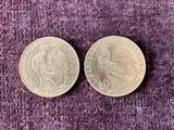 deux pièces d'argent posées sur un tissu violet