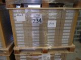une pile de boîtes sur une palette dans un entrepôt