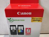 un gros plan sur une boîte de cartouches d'encre Canon posée sur une table