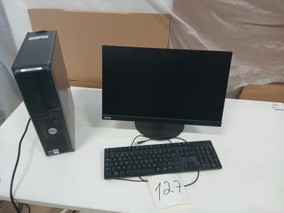 un ordinateur de bureau posé sur une table avec un clavier et une souris