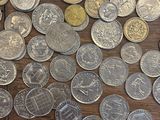 beaucoup de pièces qui sont sur la table