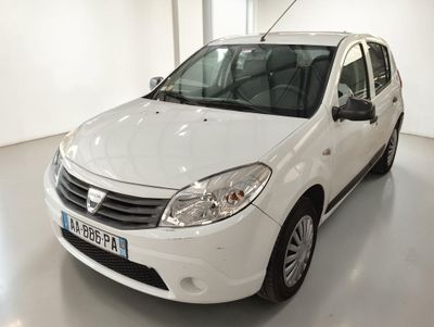 la petite voiture blanche est garée dans une grande pièce