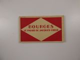 une affiche accrochée au mur sur laquelle on peut lire « Bourges »