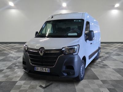 la photo d'une camionnette blanche sur un sol en damier