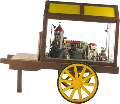 une charrette en bois avec un toit jaune et des roues jaunes