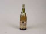 une bouteille de vin posée sur une table