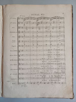 un vieux livre orné de notes de musique, posé sur une table
