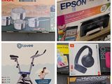 Plusieurs types d'appareils électroniques sont exposés dans un magasin