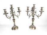 paire de chandeliers anciens en métal argenté sur pied