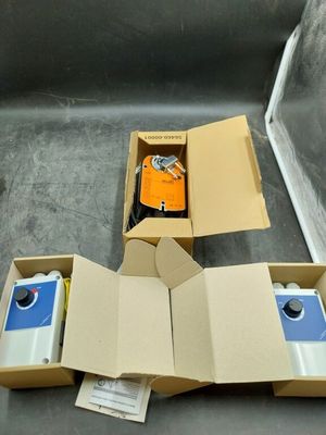 une boîte contenant un appareil photo, posée par terre