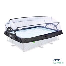 Le lit de bébé est recouvert d'une housse transparente.