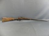 un fusil avec un canon en bois sur fond blanc