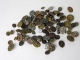une pile de pièces de monnaie posée sur une surface blanche