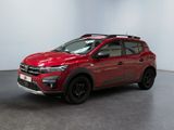 La Toyota RAV rouge est garée dans une grande pièce.