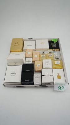Un ensemble de bouteilles de parfum en échantillon Chanel - Photo 1