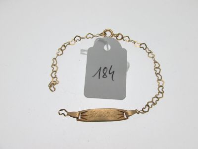 une photo d'un bracelet en or muni d'une étiquette
