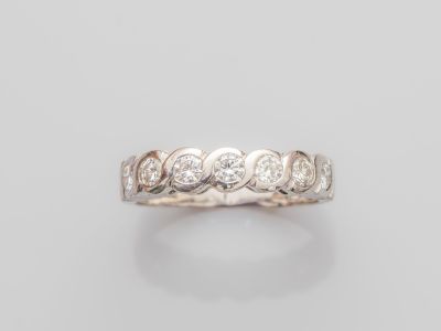 une bague en or blanc 18k et diamants