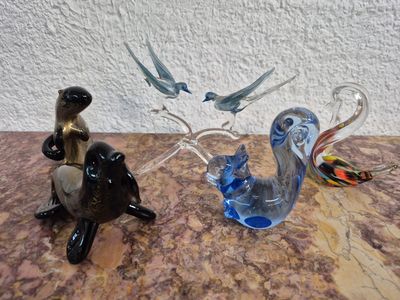 trois figurines d'animaux posées sur une table