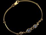 un bracelet en or serti de saphirs bleus et de diamants