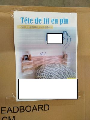 une boîte en carton sur laquelle est représenté un lit