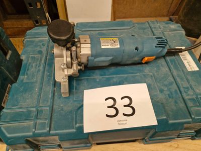 une machine posée sur une boîte bleue