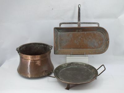 deux casseroles et une poêle posées sur une table