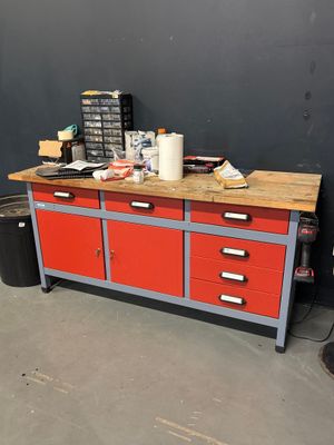une image d'un établi dans un garage