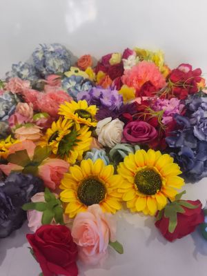 un bouquet de tournesols, de roses et d'autres fleurs posé sur une table