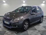 la voiture grise est garée sur un sol en damier dans le garage