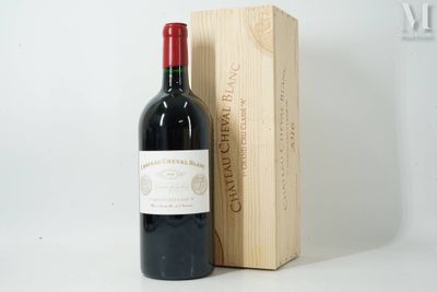 une bouteille de vin rouge à côté d'une caisse en bois