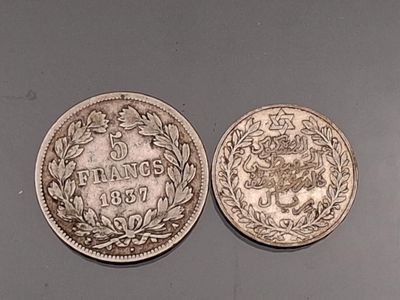 deux pièces d'argent, l'une représentant un dragon et l'autre une couronne