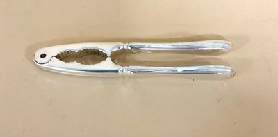 une paire de pinces posées sur une table