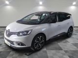 La Renault C-Cross blanche est garée sur un sol à damier