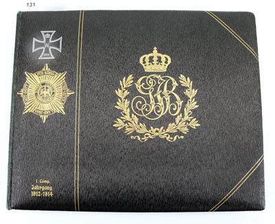 un gros plan sur un livre noir orné d'un emblème doré