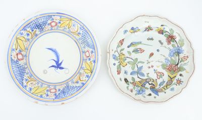Lot comprenant: Plat en faïence à bords chantournés à décor …