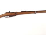 un fusil avec un canon en bois sur fond blanc