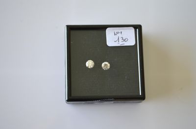 une petite boîte contenant une paire de boucles d'oreilles