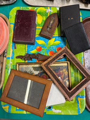 un grand nombre d'objets posés sur une table